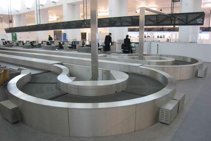 Curve dei nastri trasportatori per i sistemi di movimentazione bagagli aeroportuali
