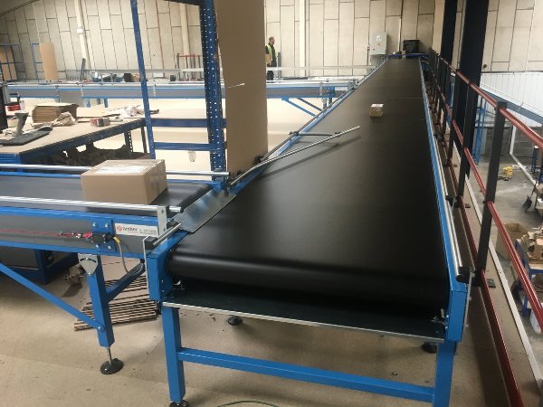 Sistemi di movimentazione scatole per l'e-commerce installati