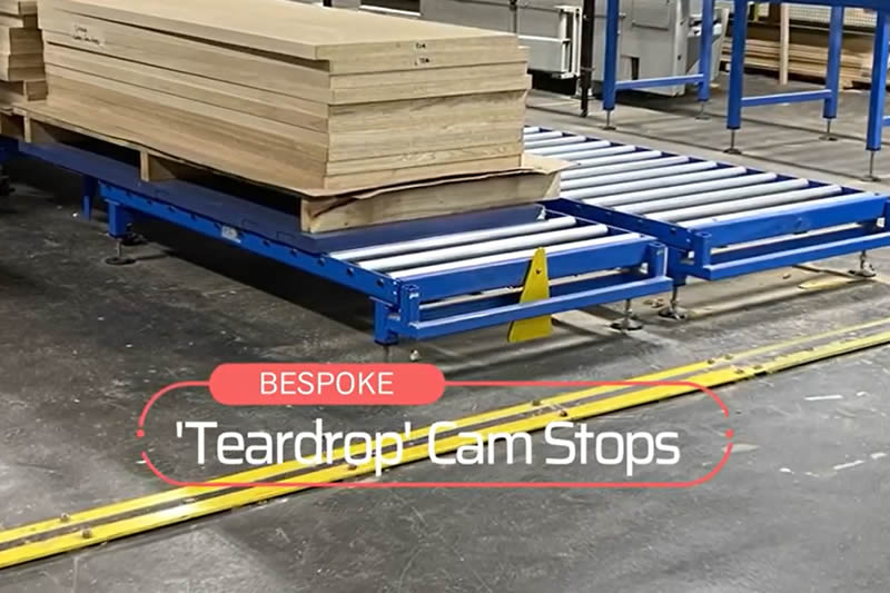 Sistema di trasporto a rulli a gravità per pile di tavole di legno