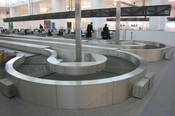 Curve di cintura per sistemi di movimentazione bagagli in aeroporto
