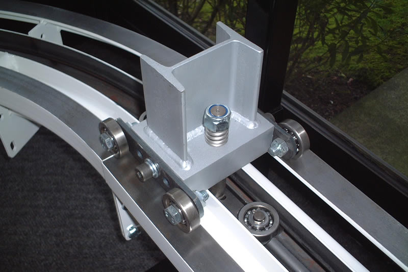 Sistema di trasporto invertito a doppio binario MCM MCM Dualtrack Inverted Conveyor System