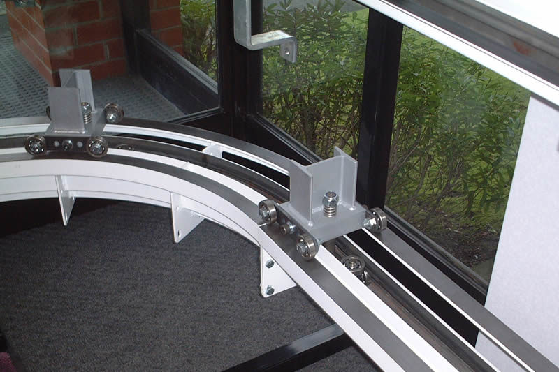 Sistema di trasporto invertito a doppio binario MCM MCM Dualtrack Inverted Conveyor System