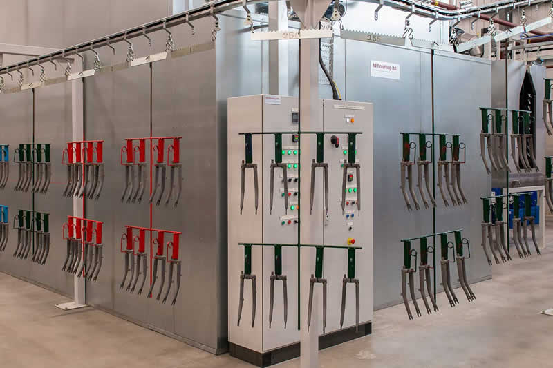 In primo piano: i sistemi di trasporto monorotaia aerea a binario laterale di MCM.