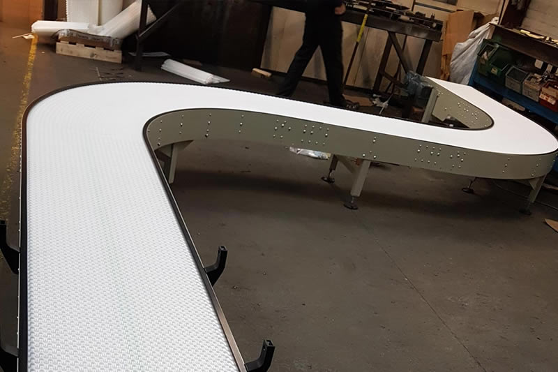 Nastri trasportatori a doghe d'acciaio, modulari in plastica e a rete metallica